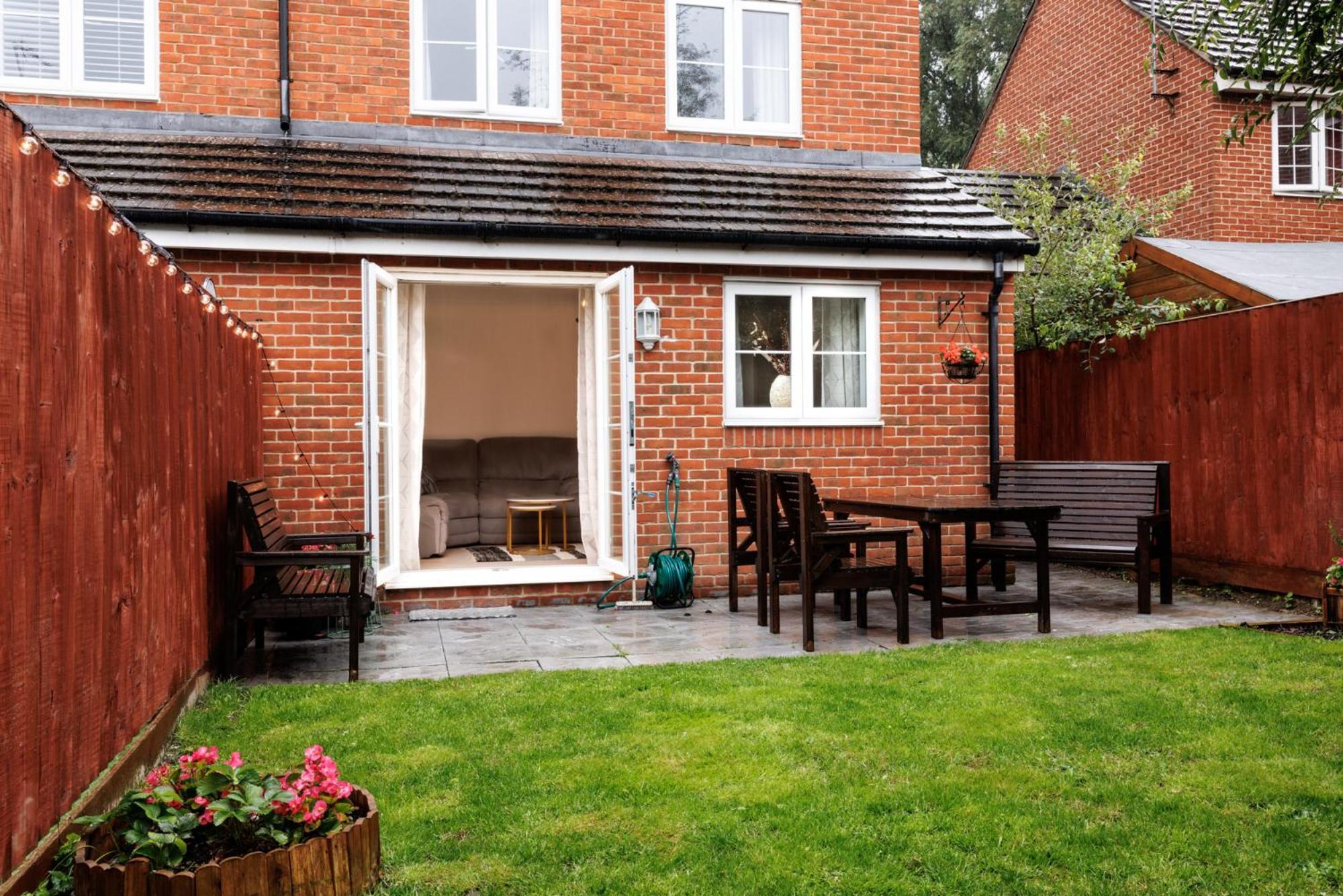 Comfortable 4-Bedroom Home In Aylesbury Ideal For Contractors Professionals Or Larger Families Exterior foto